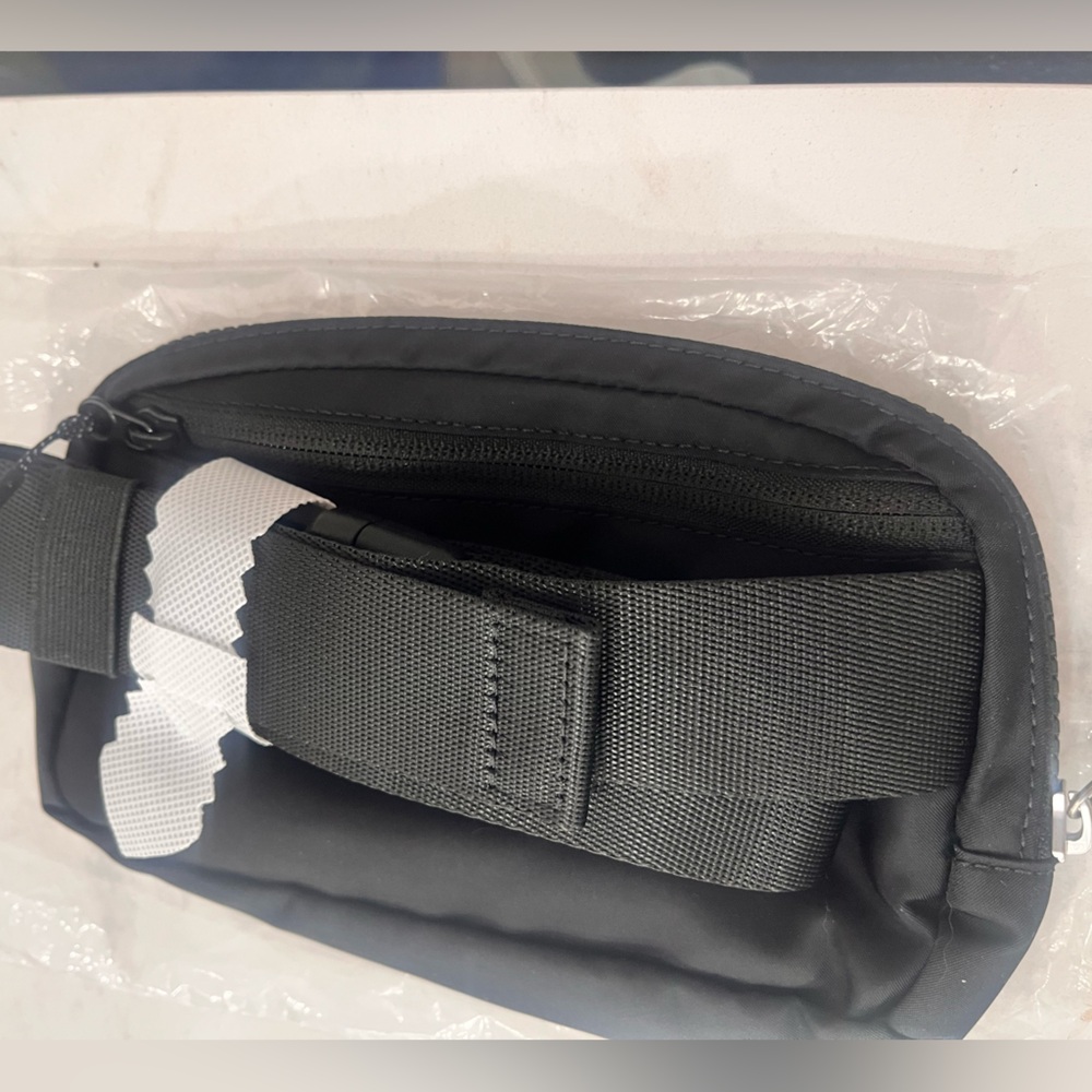 Lululemon Black Belt Bag NWT - Picture 9 of 9